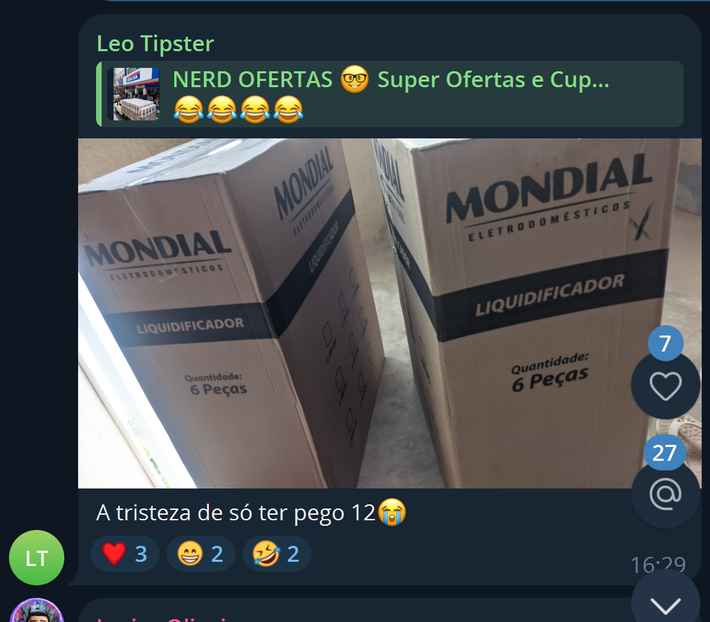 Membro mostrando 12 caixas de eletroportáteis Mondial compradas na promoção