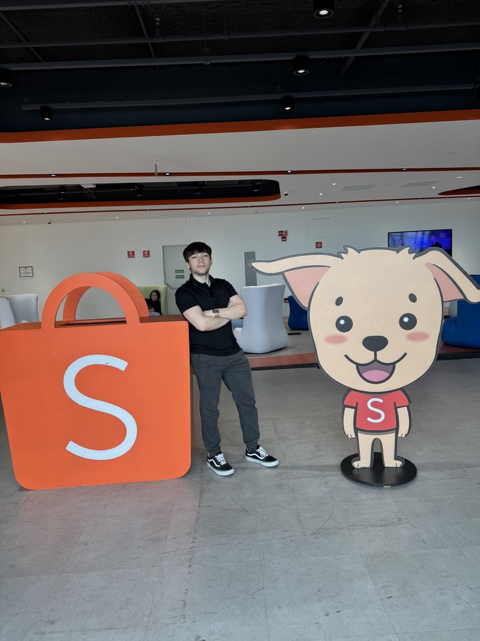 Leonardo na sede da Shopee com a sacolinha e o mascote