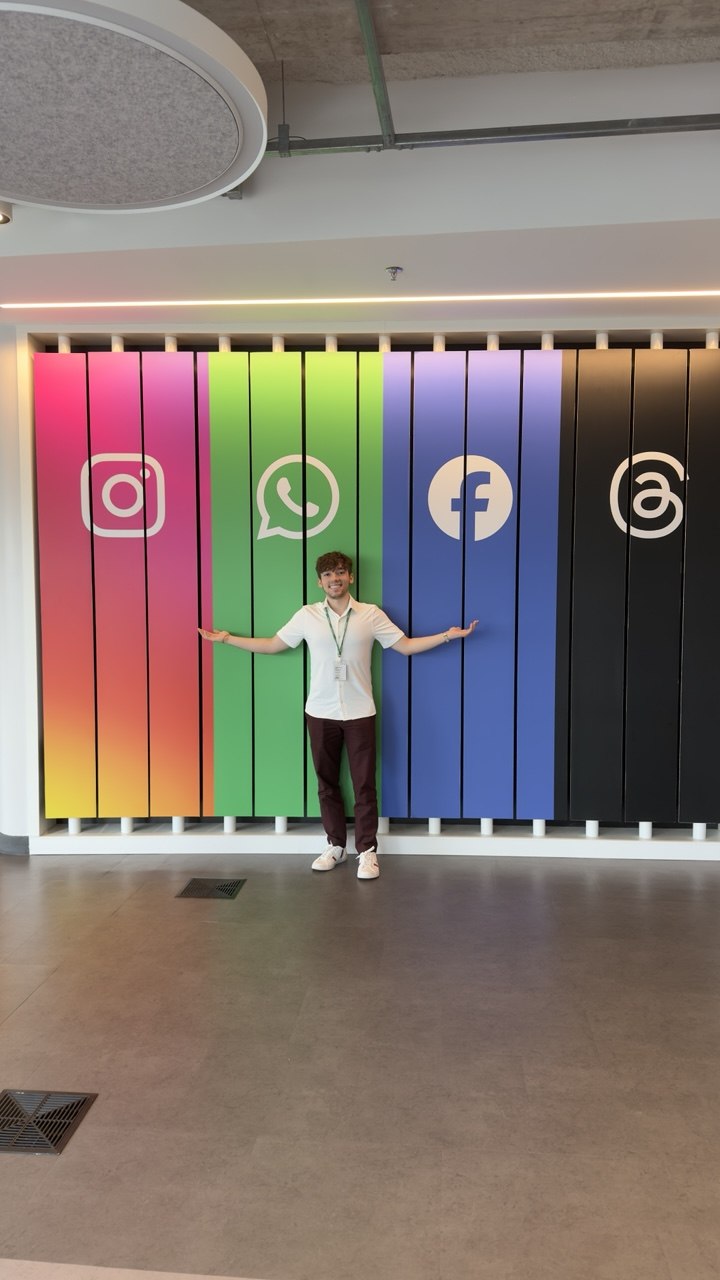 Visita a escritório com ícones de Instagram, WhatsApp e Facebook